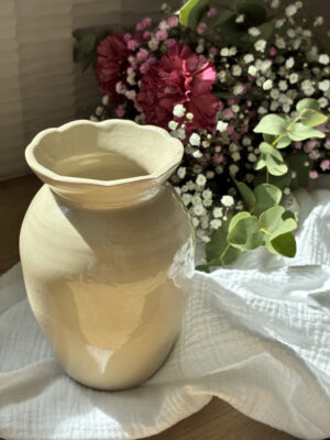 Vase à bords fleuris