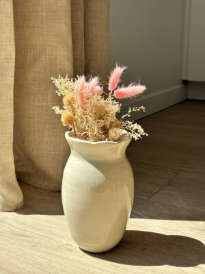 Vase à bords fleuris