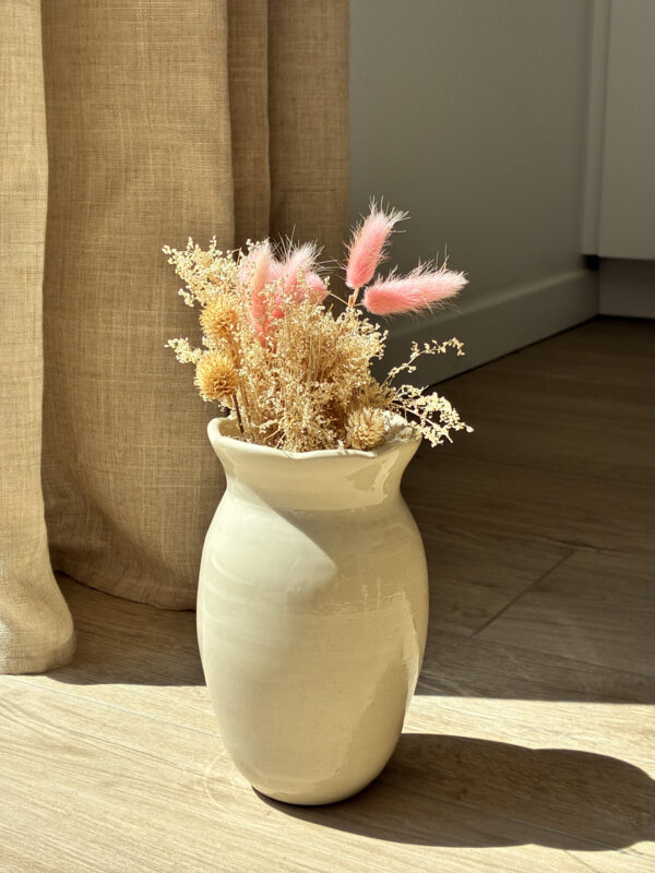 Vase à bords fleuris