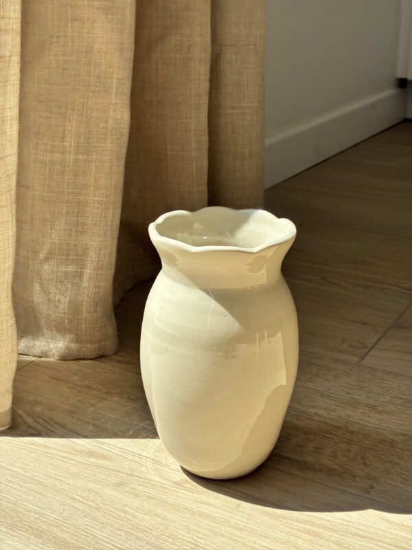 Vase à bords fleuris