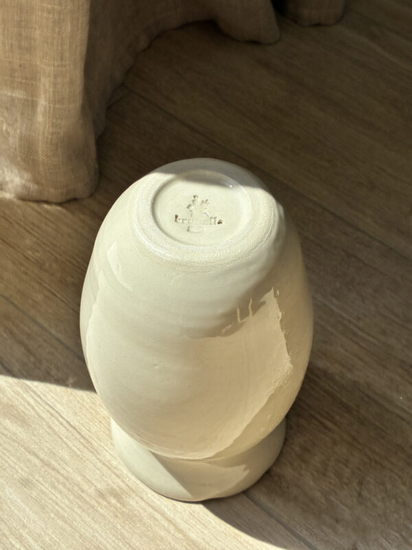 Vase à bords fleuris