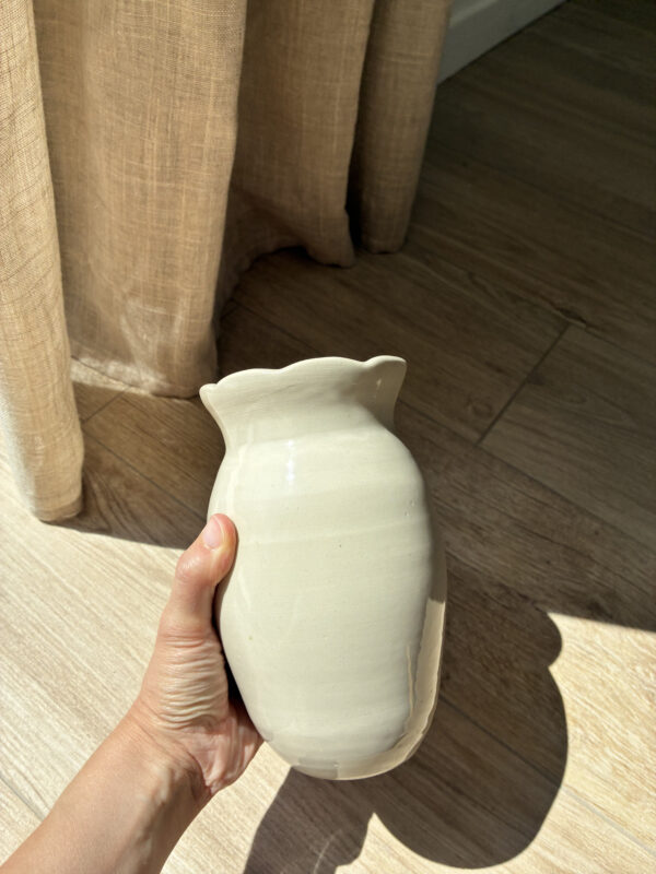 Vase à bords fleuris